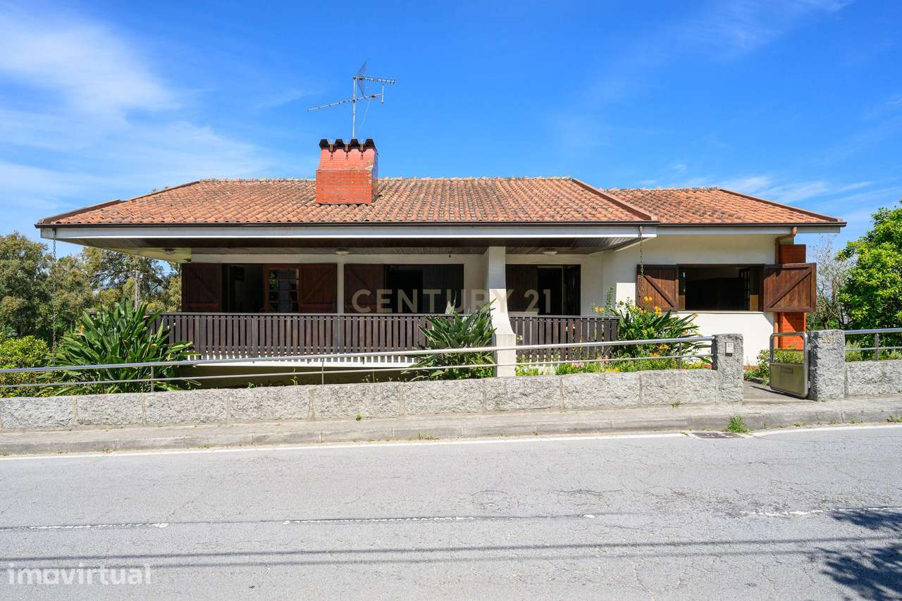 Descubra Esta Moradia T3 em Penafiel com Cave, Jardim e Acessos Excele - Grande imagem: 2/33