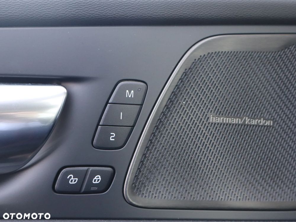Volvo XC 60 T8 Plug-In Hybrid AWD Ultimate Dark - 23