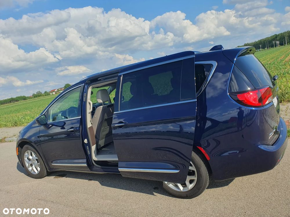 Chrysler Pacifica - 10