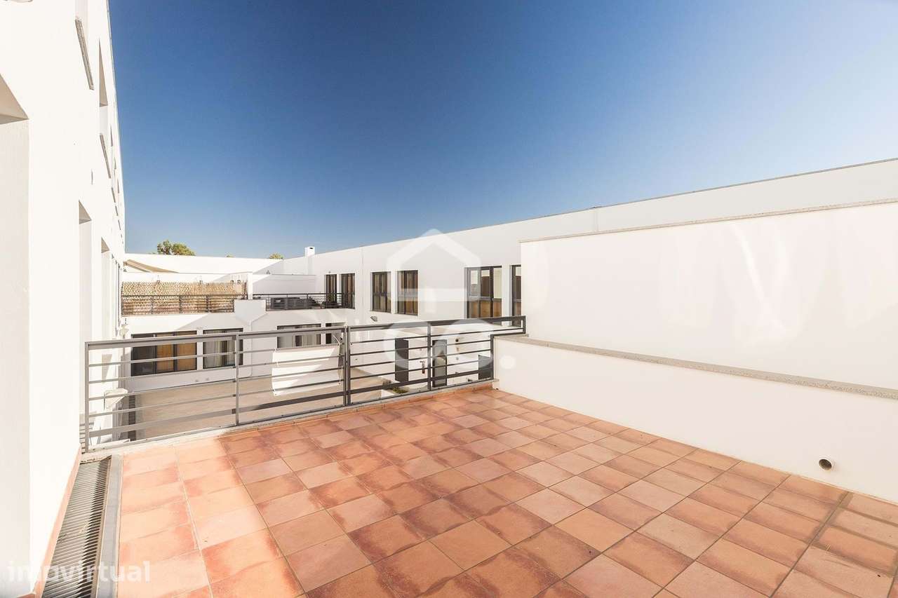 Apartamento T2 com terraço junto ao Teatro Garcia de Resende - Grande imagem: 2/17