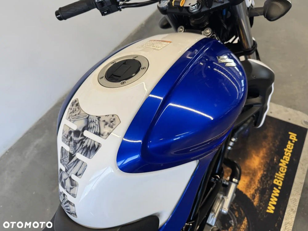 Suzuki Gladius - 17