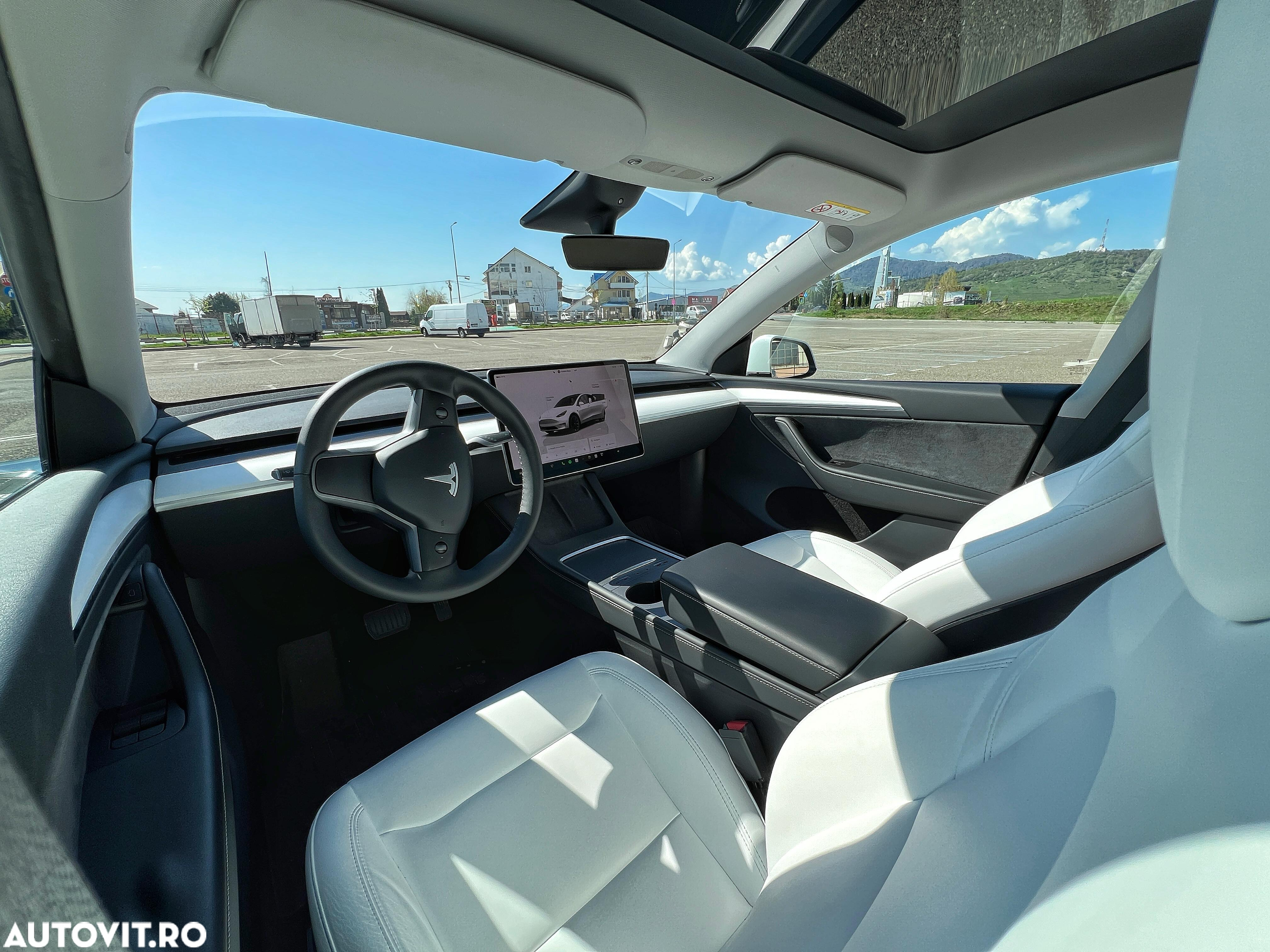 Tesla Model Y - 8