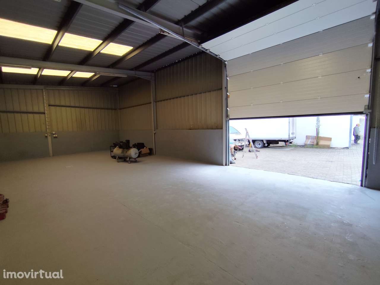 Armazém com 240 m² | Pé-direito 5m | Condomínio fechado - Grande imagem: 4/4