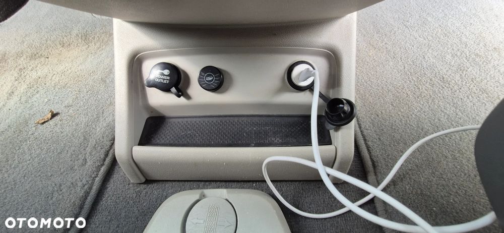 Volkswagen Routan - 12