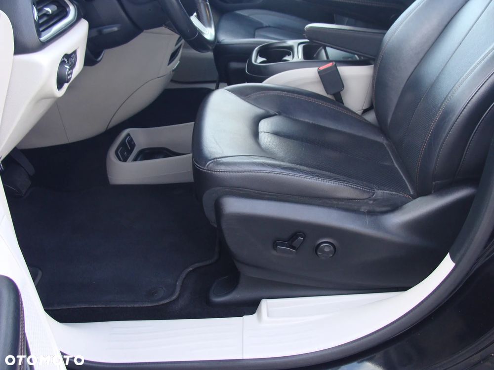 Chrysler Pacifica - 27