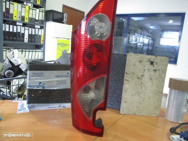 Farol Tras STOP1527 RENAULT KANGOO 2009 TRAS DRT ORIGINAL - 1