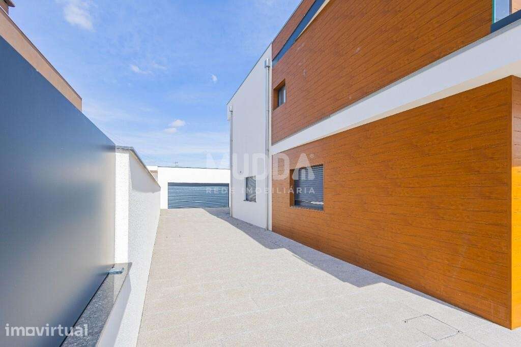 Moradia T4 com Design Contemporâneo e Acabamentos Premium - Grande imagem: 3/38