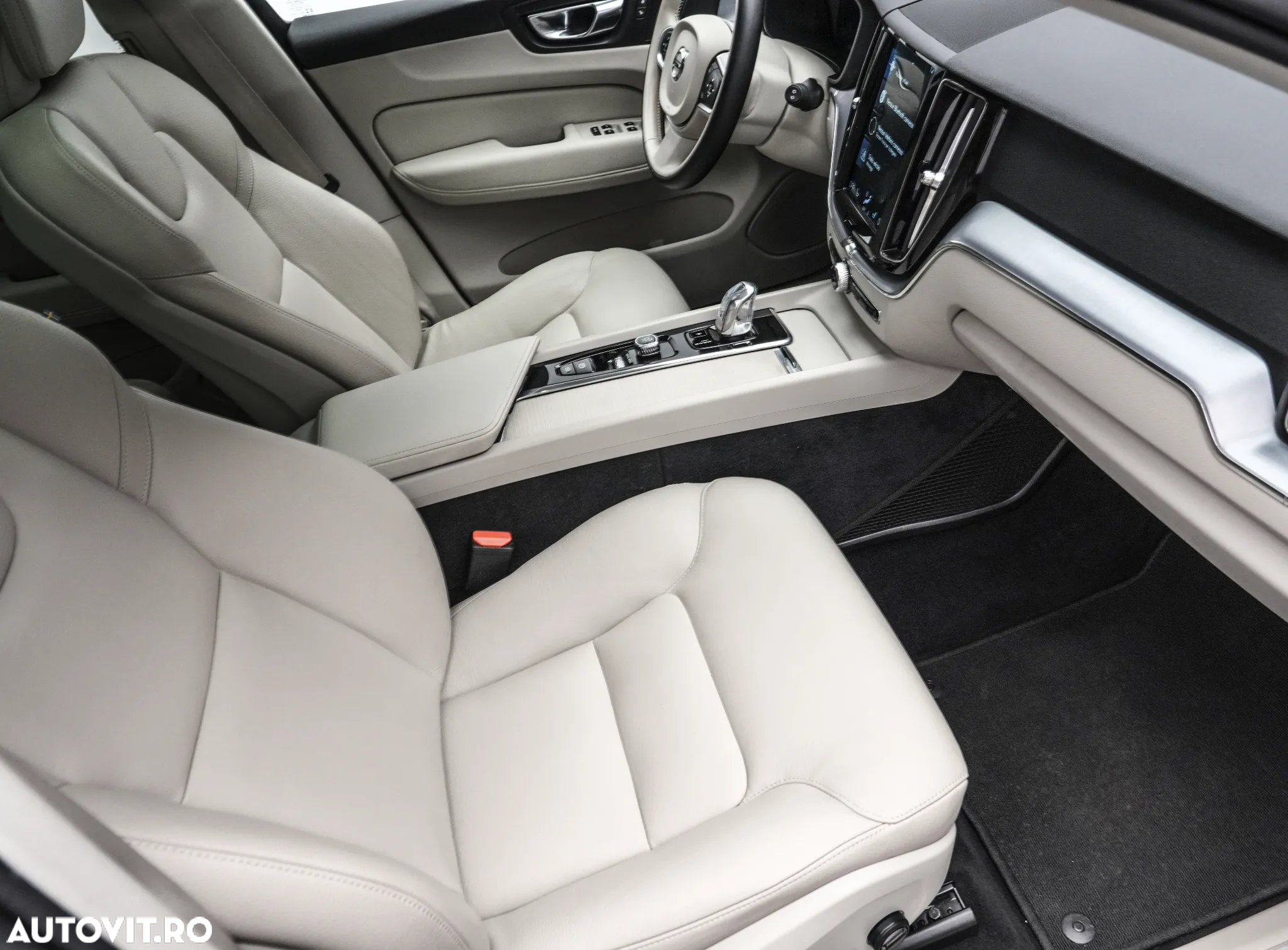 Volvo XC 60 T8 Twin Engine AWD Momentum Pro - 13