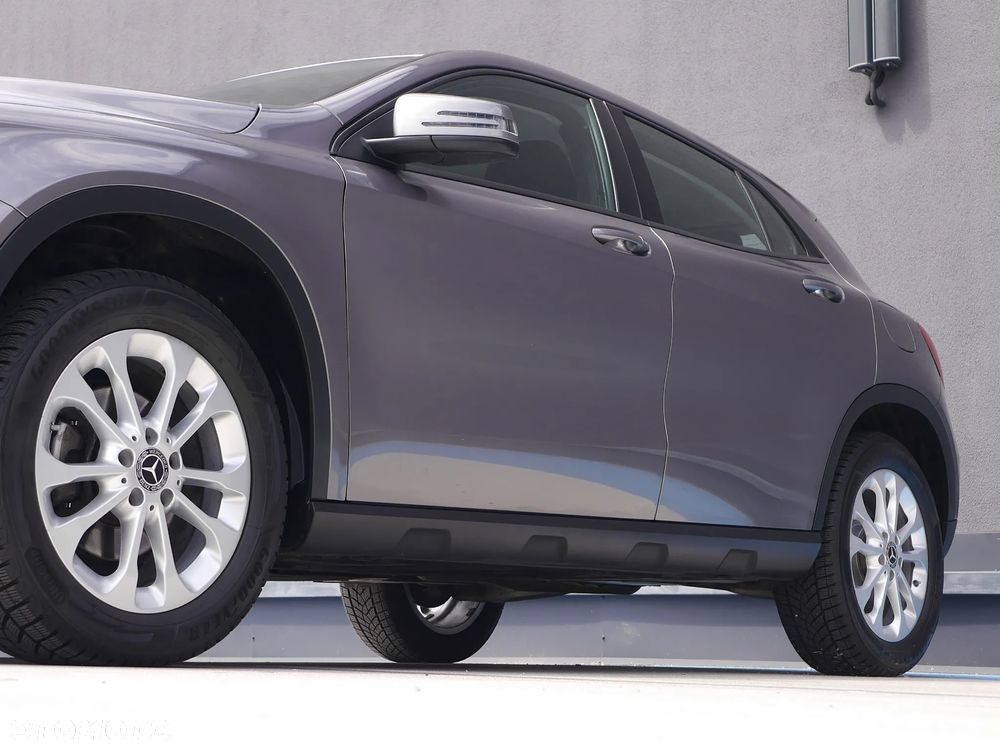 Mercedes-Benz GLA 180 7G-DCT - 35