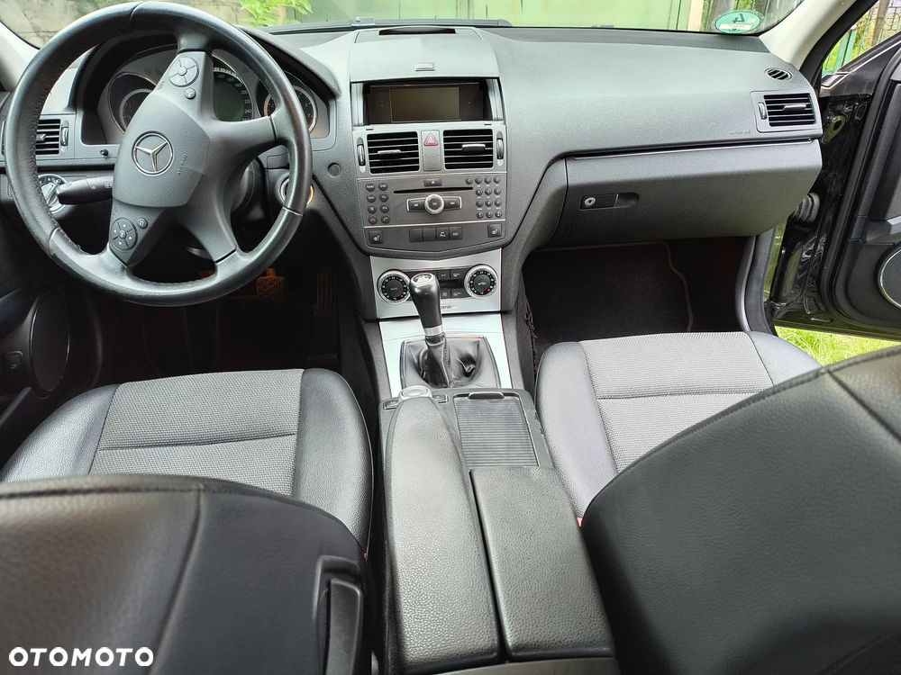 Mercedes-Benz Klasa C 180 CGI BlueEff Avantgarde - 27