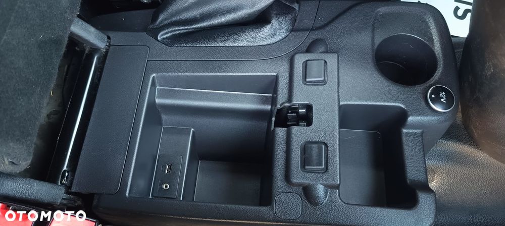 Ford CONNEC - 30
