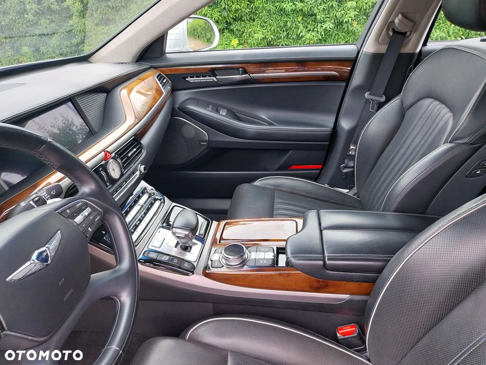 Genesis G90 - 28