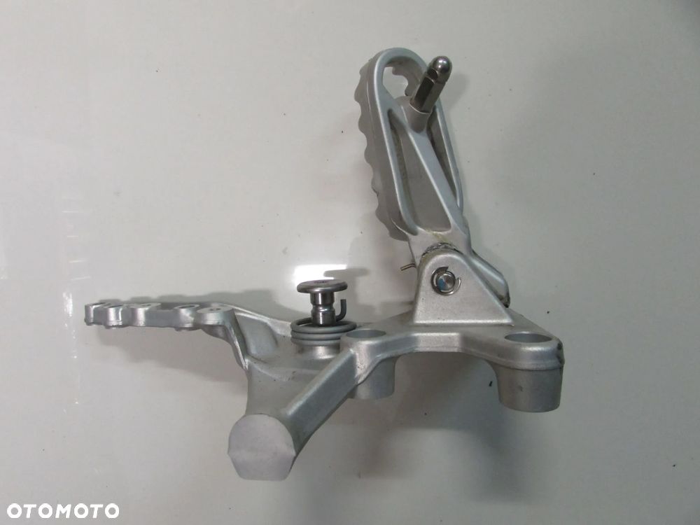 Triumph Tiger 900 20+ podnóżek set prawy przód uszkodzony - 2