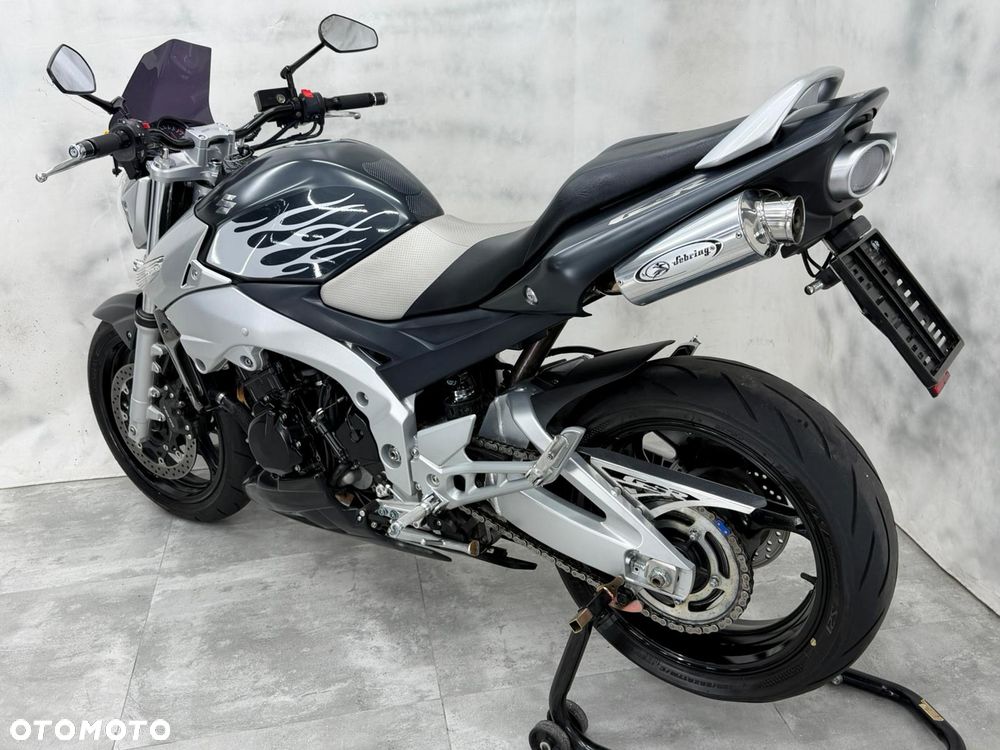 Suzuki GSR - 28