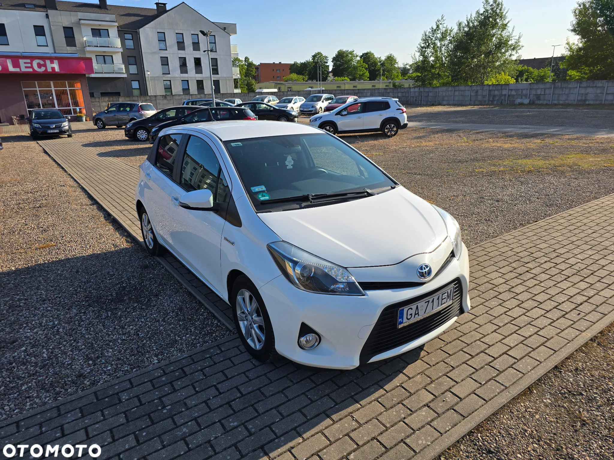 Toyota Yaris Hybrid 100 Premium - 4