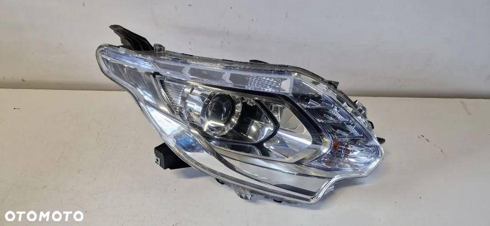 Lampa przód prawa Mitsubishi L200 Xenon Fiat Fullback