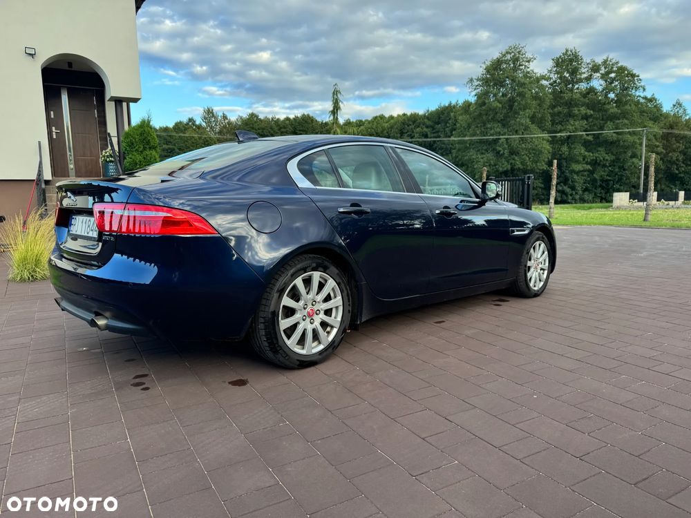Jaguar XE 2.0 T Prestige - 4