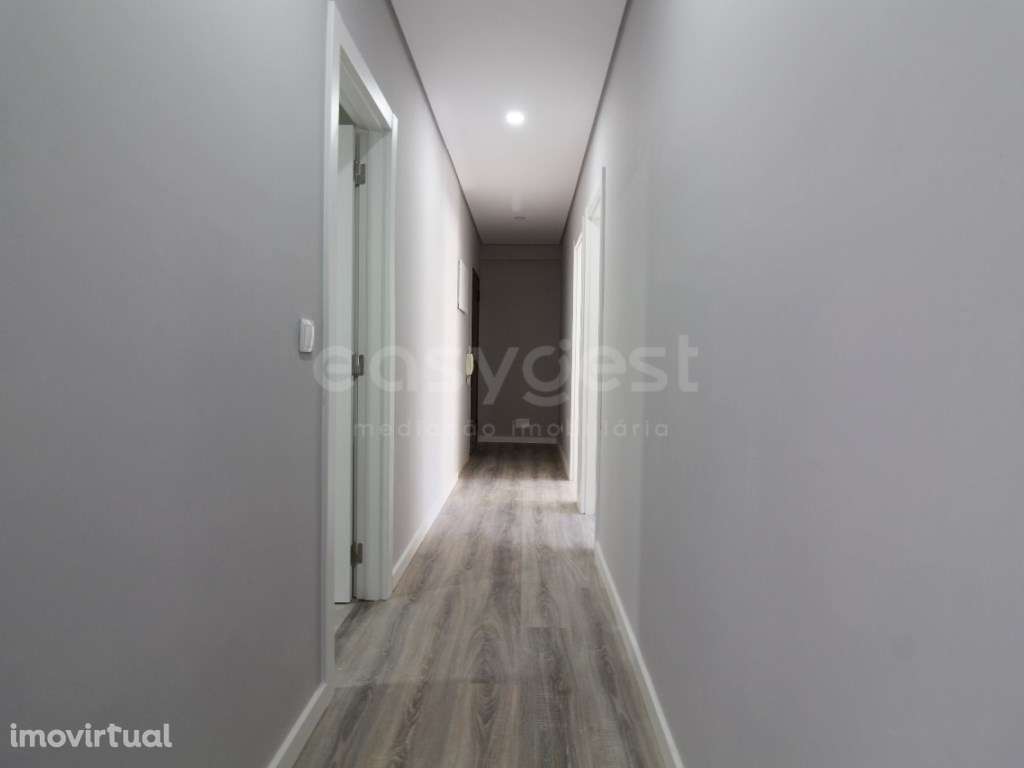 Apartamento T2 Remodelado, Elevador e Varanda próximo à Baía do Seixal - Grande imagem: 5/20