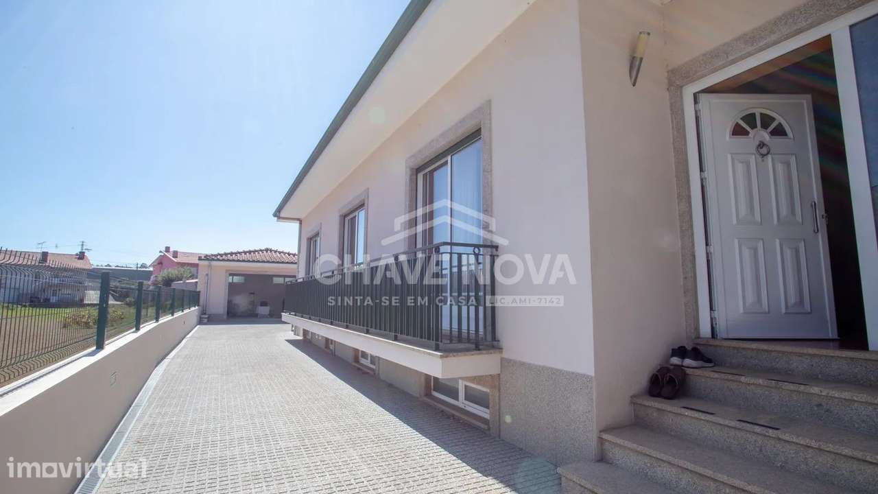 Moradia T4 Térrea de 4 Frentes com Amplo Terreno, Cave e Garagem - Grande imagem: 3/25