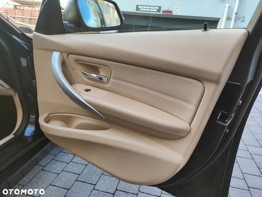 BMW Seria 3 320d Sport-Aut Sport Line - 38