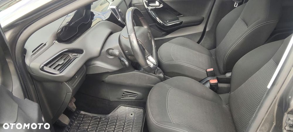 Peugeot 208 - 15