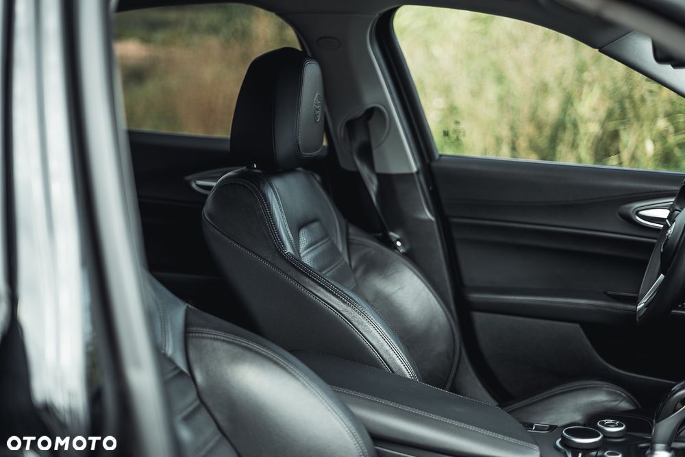 Alfa Romeo Giulia 2.0 Turbo 16V AT8-Q4 Veloce - 21