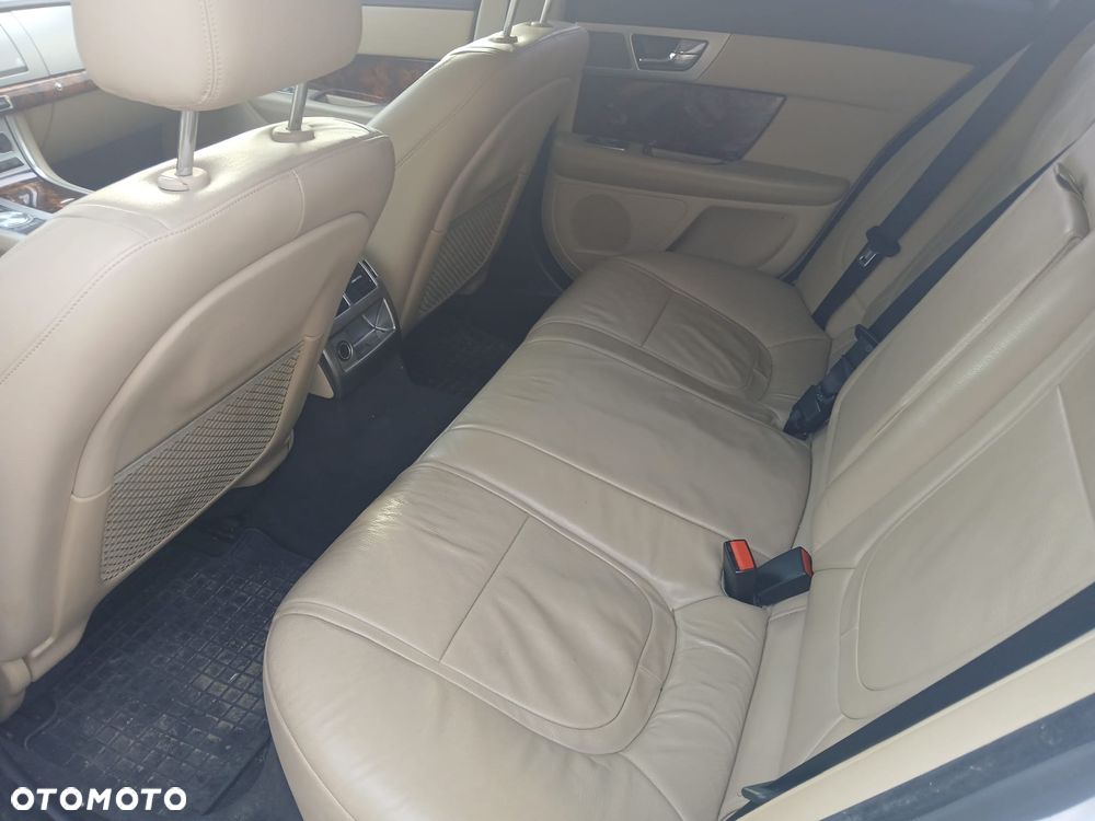 Jaguar XF 2.0 T Prestige - 11