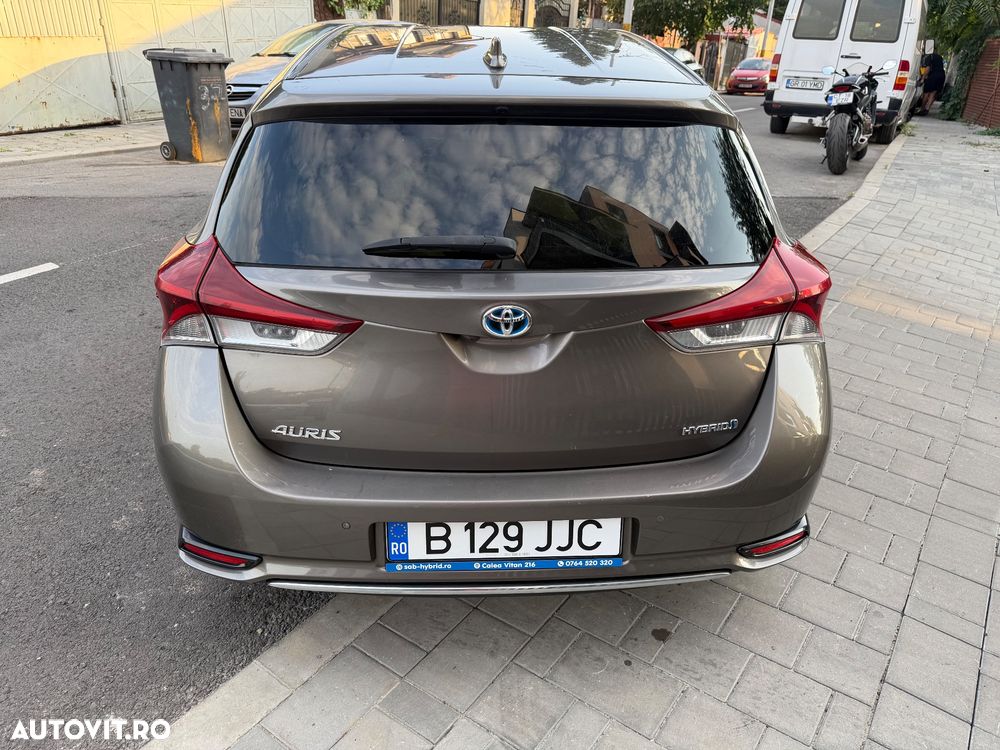 Toyota Auris 1.8 L VVT-i Sol + - 7