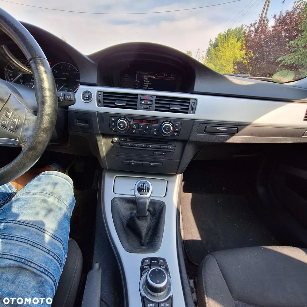 BMW Seria 3 318i Touring - 17