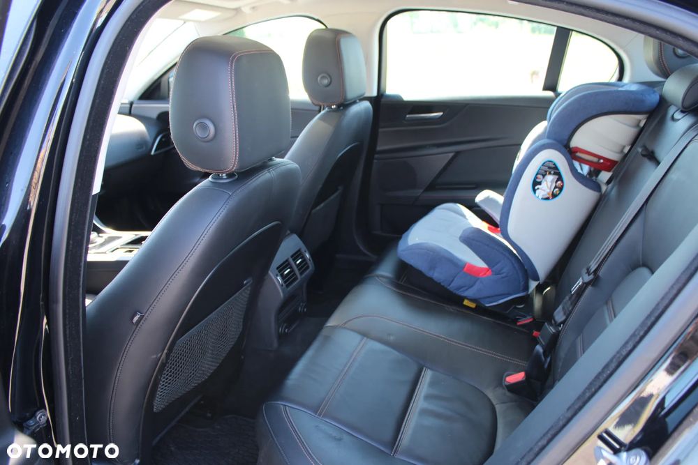 Jaguar XE 2.0 T AWD Prestige - 13