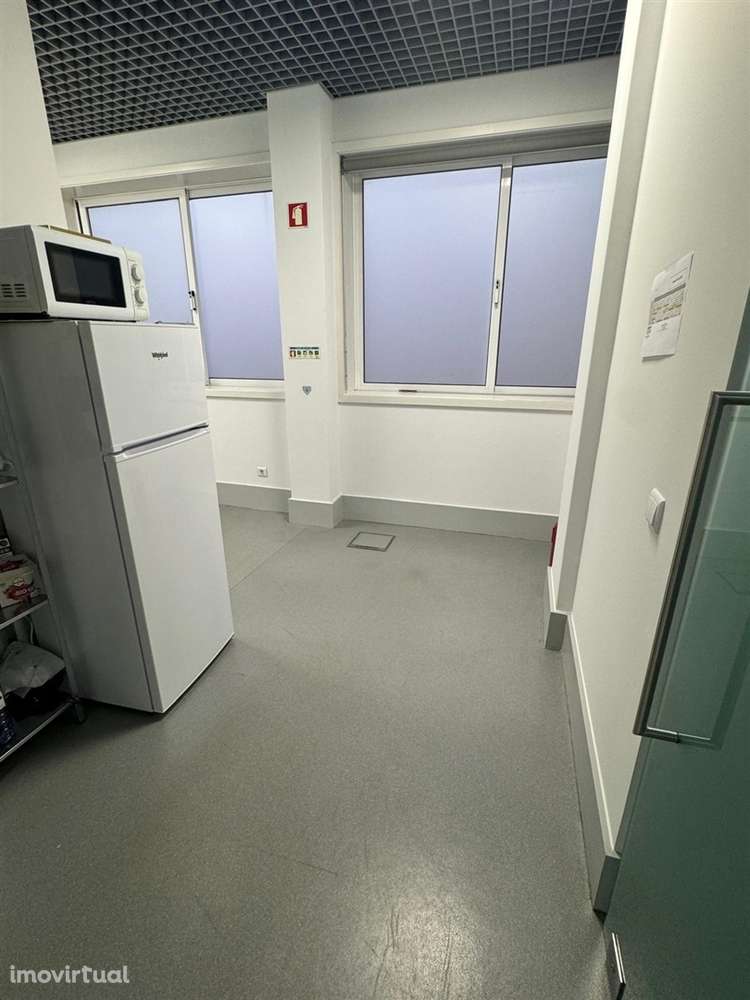 Loja Comercial com 154 m2 perto do Centro de Arcozelo - Grande imagem: 5/10