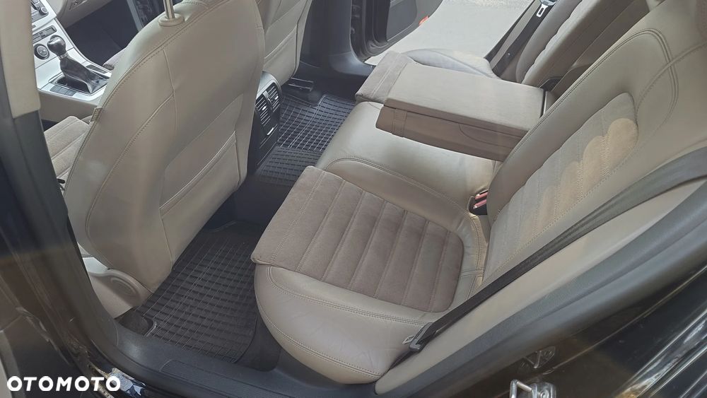 Volkswagen Passat 2.0 TDI DPF Highline - 13