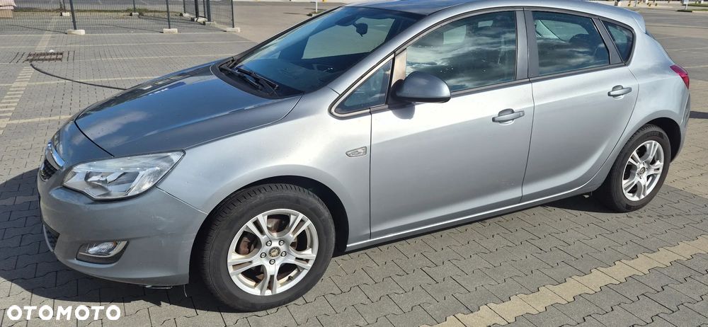 Opel Astra 2011 photo 2