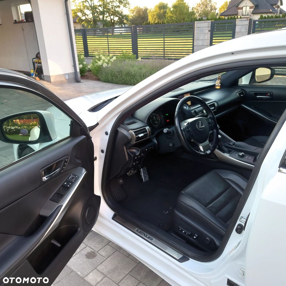 Lexus IS 300h F Sport - 7