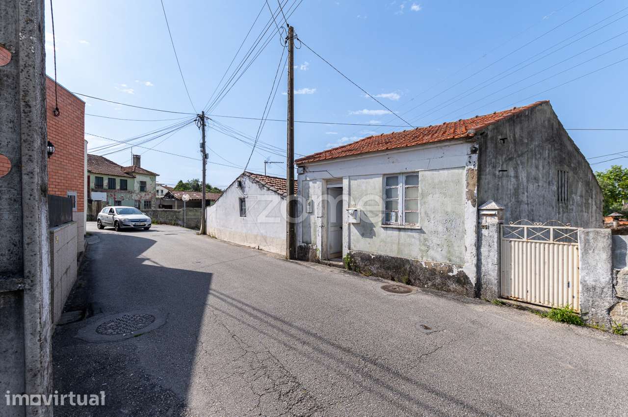 Terreno (ABC: 270m²) e 2 moradias térreas para recuperar em Espinho - Grande imagem: 4/49