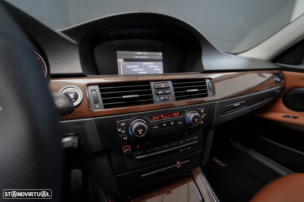 BMW 318 d Navigation Sport - 16