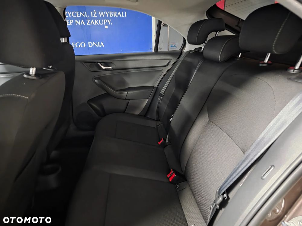 Skoda RAPID 1.2 TSI Ambition - 34