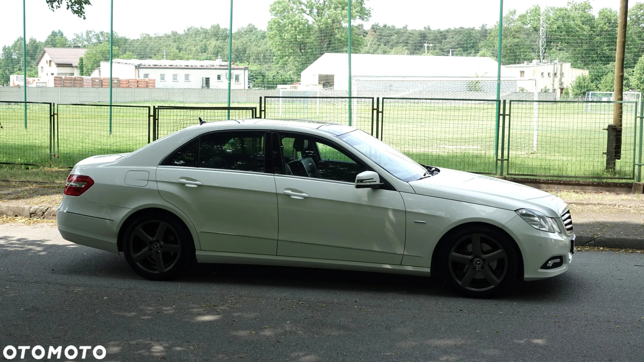 Mercedes-Benz Klasa E 300 CDI DPF BlueEFFICIENCY 7G-TRONIC Avantgarde - 38