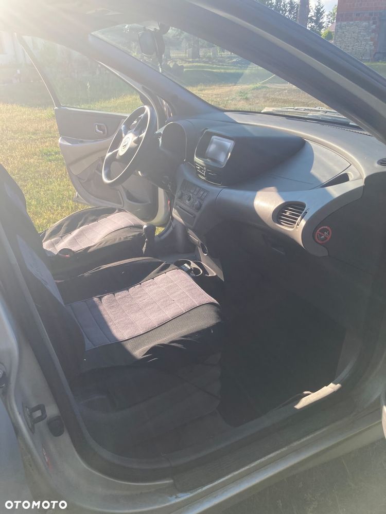 Nissan Almera - 11
