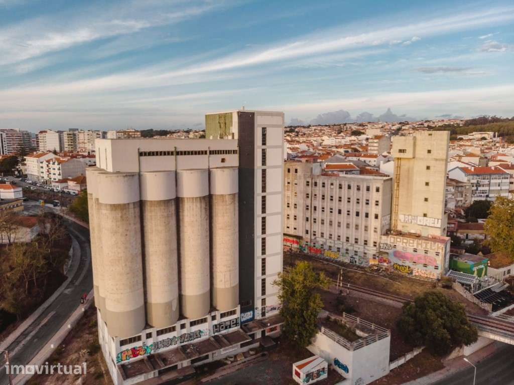 Edifício singular no centro das Caldas da Rainha - Grande imagem: 2/19