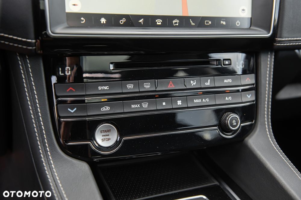 Jaguar F-Pace P250 AWD R-Dynamic S - 25