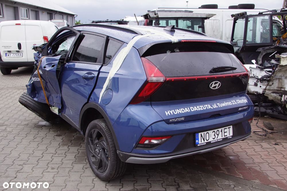Auto na części - Hyundai Bayon Lift 1.0 T-GDI 90 KM G3LE D7GF1 UC3 2026R Silnik Skrzynia Drzwi Błotnik Klapa Zderzak Lampa Lusterko Klamka Szyba Deska Kokpit Sterownik Moduł Czujnik Licznik Wyświetlacz Panel Kierownica - 4