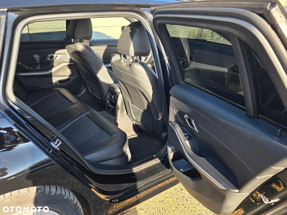 BMW Seria 3 318d mHEV - 29