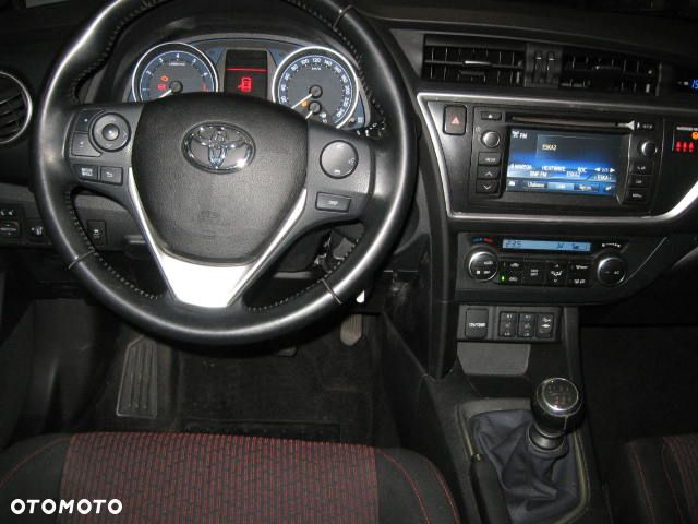 Toyota Auris 1.6 Premium - 18