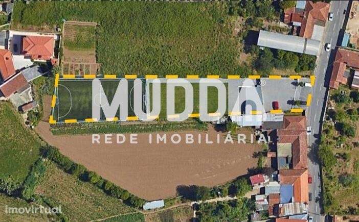 Terreno com campo de futebol e balneários. - Grande imagem: 2/2