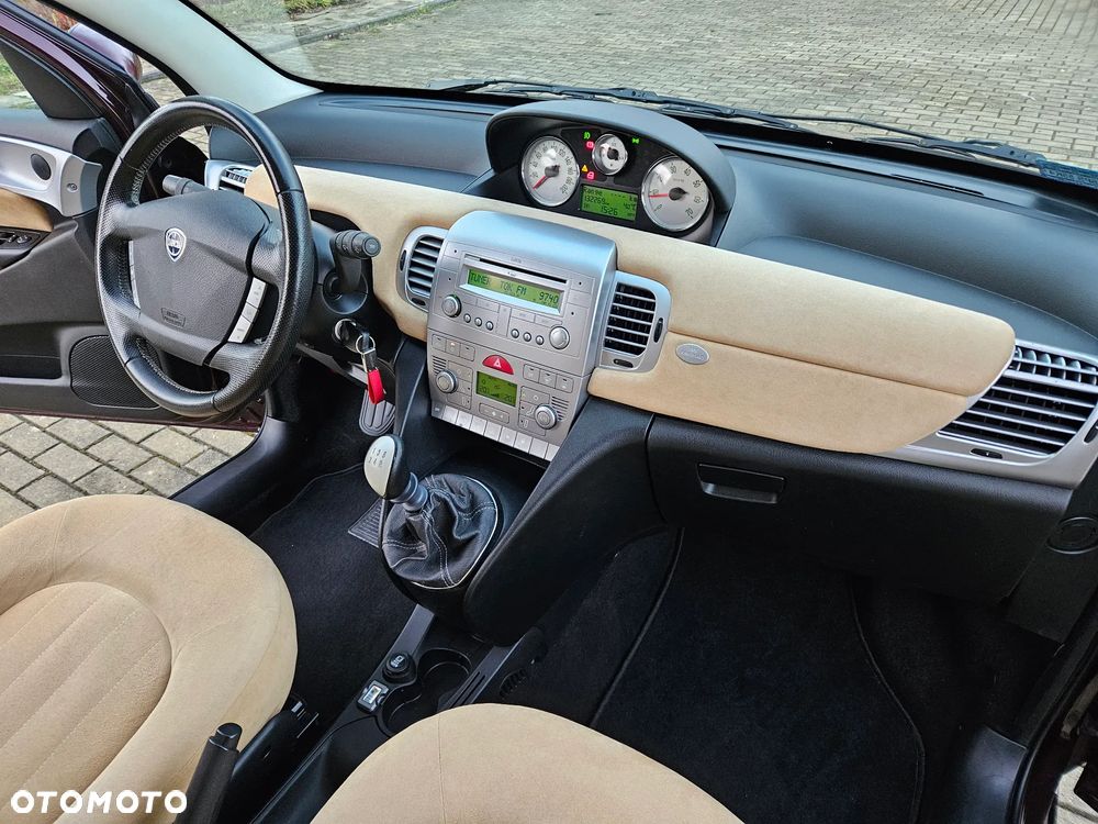 Lancia Ypsilon 1.4 8V Platino (4 os.) - 31