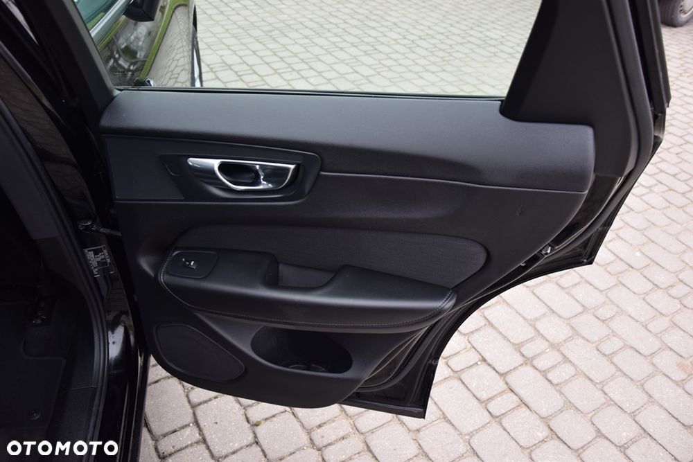 Volvo XC 60 B4 D AWD Geartronic Momentum - 29