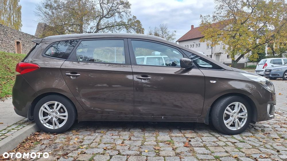 Kia Carens - 5