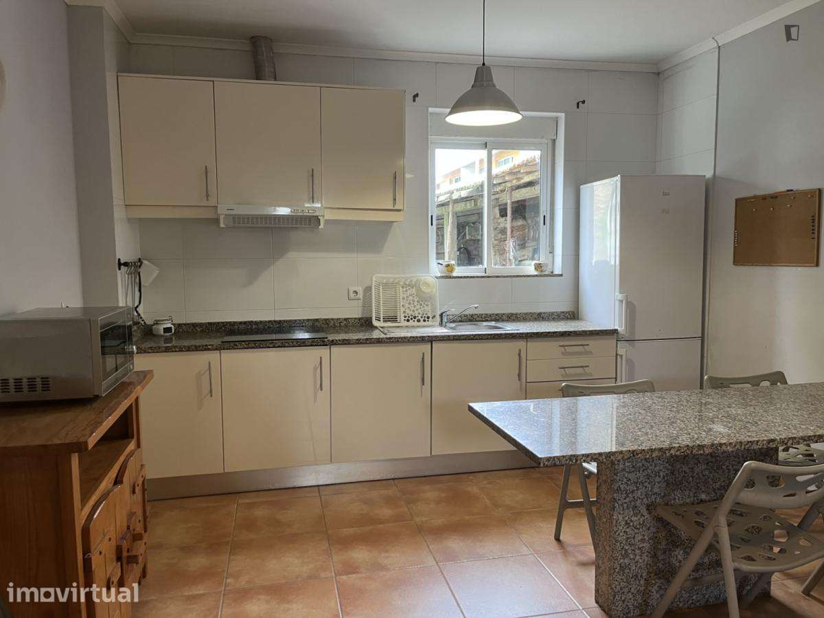 Quarto - localizado em Massarelos Porto - Grande imagem: 3/8