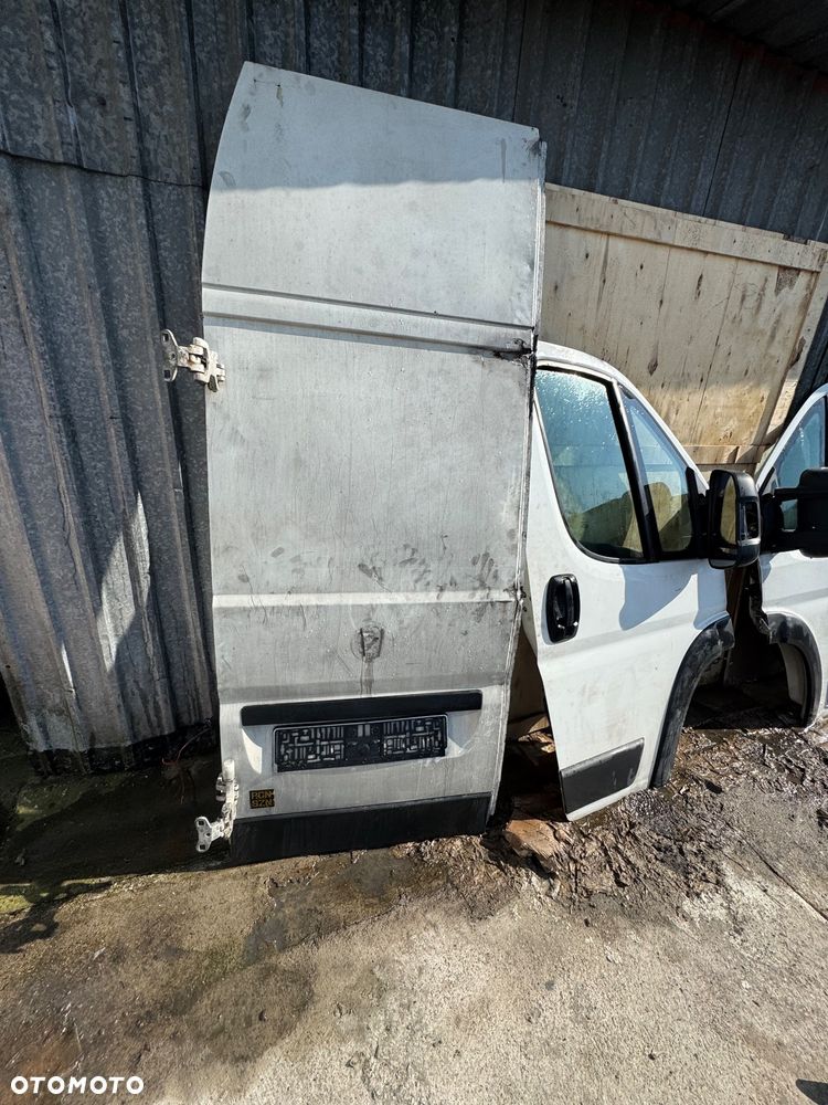 Fiat ducato 3 wysoki maxi biały 2. itd  Drzwi tył prawe lewe tylnie -500zl sztuka  drzwi przednie prawe lewe -500 zł kompletne sztuka  Lusterko prawe lewe 200 zł sztuka  Błotnik przedni prawy lewy -250 sztuka  Podszybie 150zl  Zbiorniczek spryskiwaczy 150 sztuka  Obudowa filtra powietrza filtr -200zl  Zbiorniczek płynu chłodzącego  -100 Maska  -250  Pas przedni z choodnicami -900zl  Serwo -100 Zderzak przód przedni  450 zł  Nadkole 100zł  Belka przod przednia -250 - 13